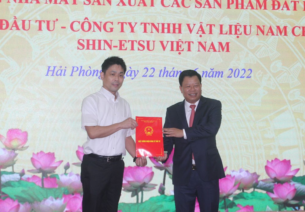 Đồng chí Lê Trung Kiên, Trưởng Ban Quản lý Khu Kinh tế Hải Phòng trao Giấy chứng nhận đăng ký đầu tư cho các dự án đầu tư vào khu công nghiệp, khu kinh tế