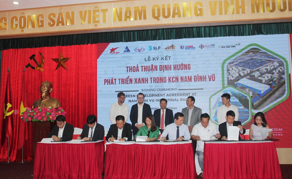 Các đơn vị ký kết thỏa thuận định hướng phát triển xanh trong KCN Nam Đình Vũ
