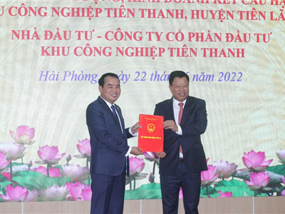 Ban Quản lý Khu Kinh tế Hải Phòng trao Giấy chứng nhận đăng ký đầu tư cho các dự án đầu tư vào khu công nghiệp, khu kinh tế Hải Phòng tháng 6/2022